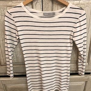 Vince crewneck striped 3/4 sleeve top! Classic and cute. No marks!